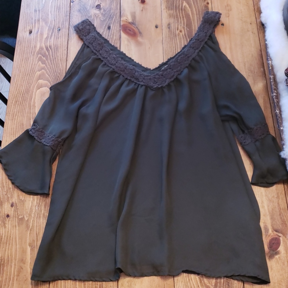 Shoulderless 3/4 Blouse
